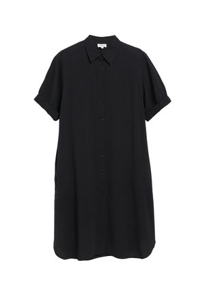 Schwarzes kurzärmeliges Hemdblusenkleid mit vertikal strukturierten Streifen, Knopfleiste vorne und umgeschlagenen Manschetten auf weißem einfarbigem Hintergrund.