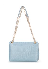 Borsa a mano rettangolare di colore blu chiaro con superficie testurizzata, completata da una tracolla in oro e una maniglia superiore in pelle.