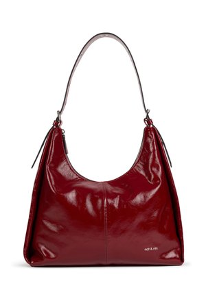 Glänzende dunkelrote Lederschultertasche mit einem breiten Riemen und kleinem "nat & nin" Logo in der unteren rechten Ecke.