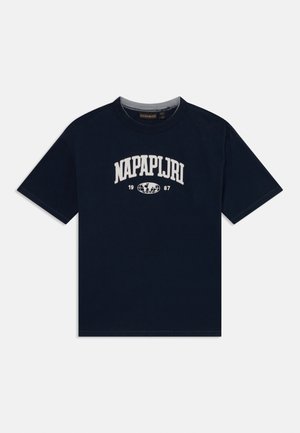 Marineblaues Baumwoll-T-Shirt mit einem weißen gestickten "NAPAPIJRI"-Logo und einer Globusgrafik mit "1987" darunter, Rundhalsausschnitt und kurzen Ärmeln.