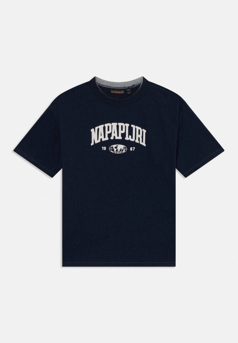 Tamsiai mėlynas medvilninis marškinėliai su baltu siuvinėtų "NAPAPIJRI" logotipu ir žemėlapio grafika su "1987" po juo, apvaliu kaklu ir trumpomis rankovėmis.