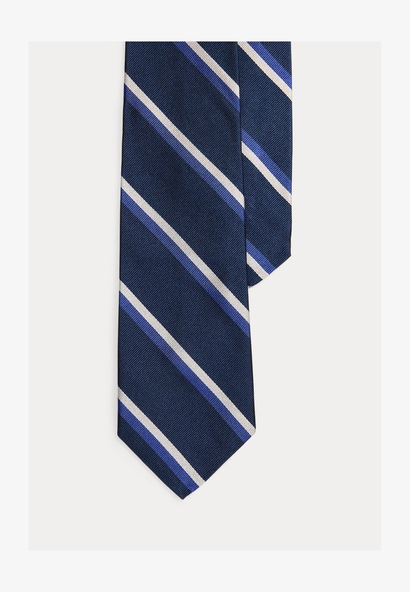 Γαλάζιο γραβάτα με λοξές ρίγες σε λευκό και διάφορες αποχρώσεις του μπλε πάνω σε απλό φωτεινό φόντο.