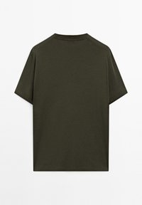 T-shirt en coton uni vert foncé à manches courtes, vu de dos, avec un col rond et sans logos ni motifs apparents.