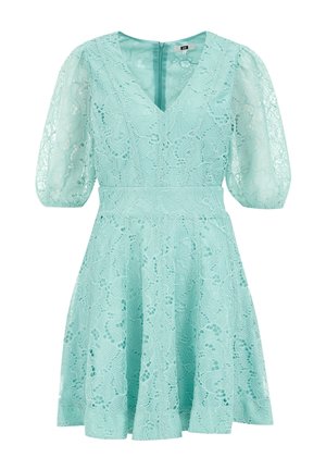 Jasno miętowa sukienka z koronki z dekoltem w kształcie litery V, bufiastrymi rękawami, dopasowaną talią i rozkloszowanym dołem, z misternymi wzorami koronkowymi na całej powierzchni.