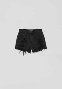 Pantalones cortos de mezclilla negra con desgastes en la parte frontal y dobladillos deshilachados, con bolsillos frontales y presillas para cinturón.
