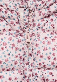 Chaqueta acolchada de tejido rosa claro, con un patrón floral de flores rosas y azules, con cremallera frontal y costuras cosidas.