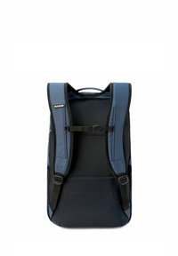 Rugzak in marineblauw en zwart materiaal, met gevoerde schouderbanden, verstelbare gesp en een bovenste handvat. Eenvoudig ontwerp.