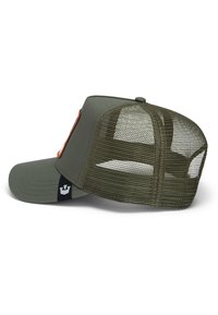 Cappellino trucker verde oliva con pannello frontale solido, parte posteriore in rete e tessuto testurizzato. Presenta una toppa con logo sul davanti.