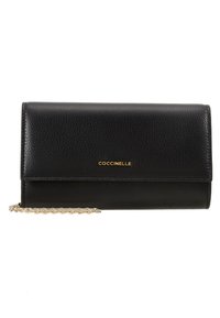 Pochette en cuir noir texturé avec le logo "COCCINELLE" en or sur le devant et une petite chaîne dorée partiellement visible sur le côté gauche.