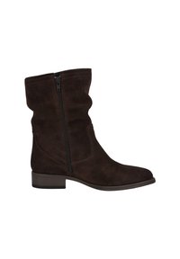 Les bottines en daim marron présentent un design décontracté, une fermeture éclair latérale et un petit talon empilé. La texture est douce et lisse.