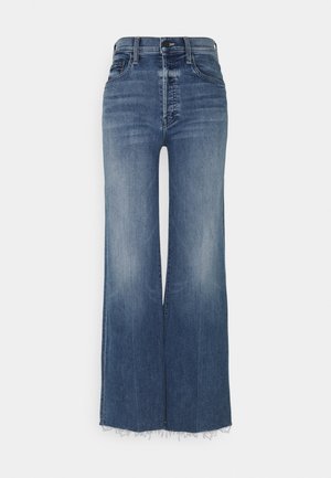 Jean en denim bleu taille haute à jambes larges, fermeture à boutons sur le devant, poches avant et arrière, et ourlets effilochés.