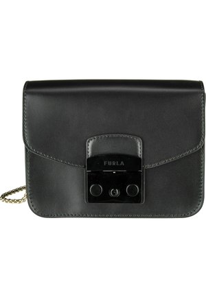 Schwarze Leder Furla Clutch mit Frontklappe und Metallschloss, mit einem teilweise sichtbaren kurzen goldenen Kettenriemen.