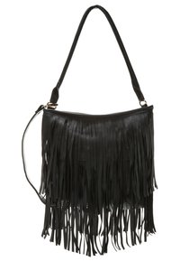 Černá kožená kabelka s dlouhými třásněmi, jedním ramenním popruhem a hladkým povrchem. Obsahuje zipový uzávěr na vrchu.
