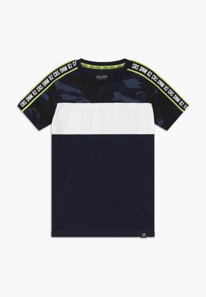 Laivastonsininen ja valkoinen t-paita, jossa on maastokuvio ja lyhyet hihat. Olkapäällä on vihreä kontrastiväri ja logoteksti.