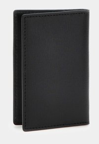 Portefeuille en cuir noir avec une texture, de forme rectangulaire et aux bords cousus. Il présente un design plié pour un rangement compact.