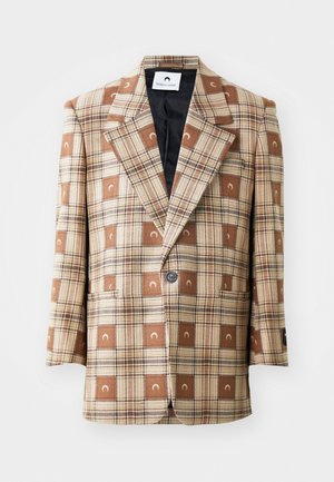 Blazer de cuadros marrón con grandes solapas, dos bolsillos frontales y cierre de un solo botón. El material tiene un acabado texturizado con un forro negro en contraste.