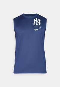 Top atletico senza maniche blu realizzato in un tessuto liscio, con un logo bianco dei New York Yankees e il marchio Nike sul petto.
