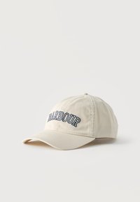 Μπεζ καπέλο του μπέιζμπολ με κυρτή γείσο και το λογότυπο "BARBOUR" κεντημένο σε μπλε ναυτικό στο μπροστινό μέρος, παρουσιάζεται πάνω σε απλό λευκό φόντο.