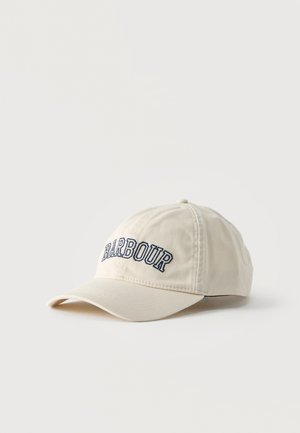 Világosbarna baseball sapka ívelt napellenzővel, elől sötétkék "BARBOUR" hímzéssel, egyszínű fehér háttéren bemutatva.