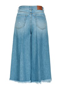 Culottes de mezclilla azul claro con dobladillo deshilachado, cinco bolsillos y una etiqueta de cuero en la parte posterior de la cinturilla. Diseño de pierna ancha para un ajuste holgado.