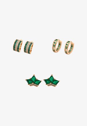 Három pár arany fülbevaló zöld drágakövekkel és apró gyémántokkal, karikák és csillag alakú dizájnok fehér háttéren.