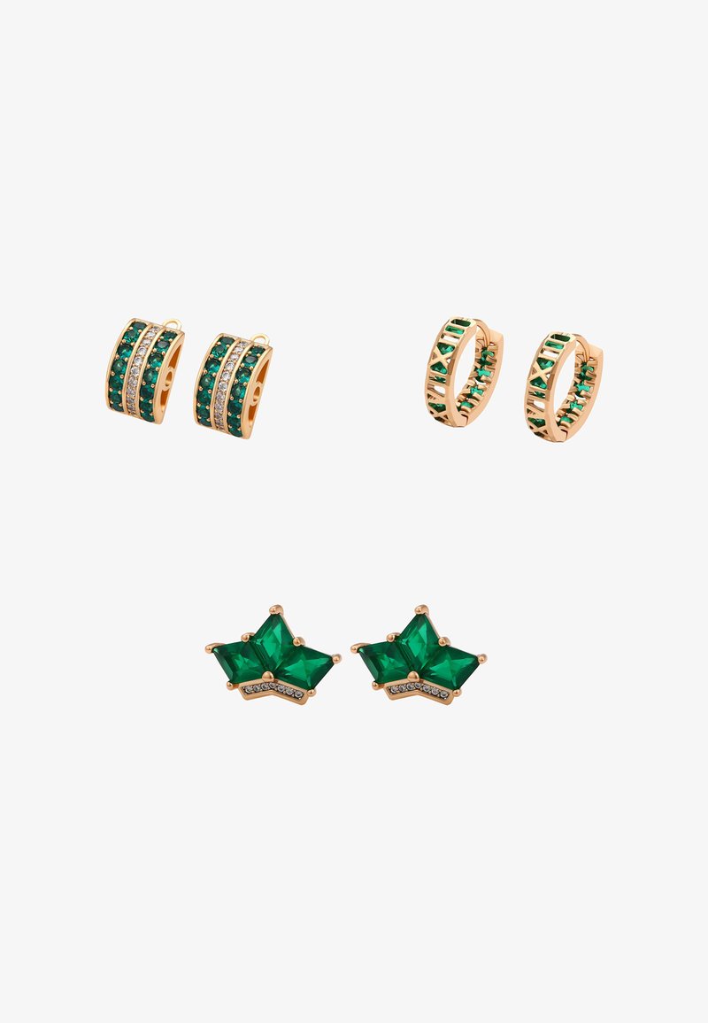 Trzy pary złotych kolczyków z zielonymi kamieniami i małymi diamentami, zawierające kolczyki kołowe i wzory w kształcie gwiazd na białym tle.