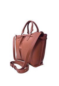 Borsa a tote in pelle marrone con texture a granuli, doppi manici e una tracolla removibile. Presenta dettagli cuciti e una forma rilassata.