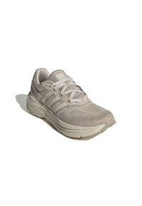 Svetle béžová sportovní bota s texturovaným síťovaným svrškem, třemi pásky, polstrovanou podrážkou a šňůrkami; lehký design pro pohodlí.