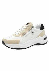 Zapatilla blanca con acentos de ante beige, superficie texturizada, diseño de cordones, detalle de cremallera lateral y un acento en el talón negro.