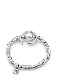 Pulsera de plata con una perla redonda central, con un diseño texturizado de cuentas y un charm de acento grabado "UNO de 50."