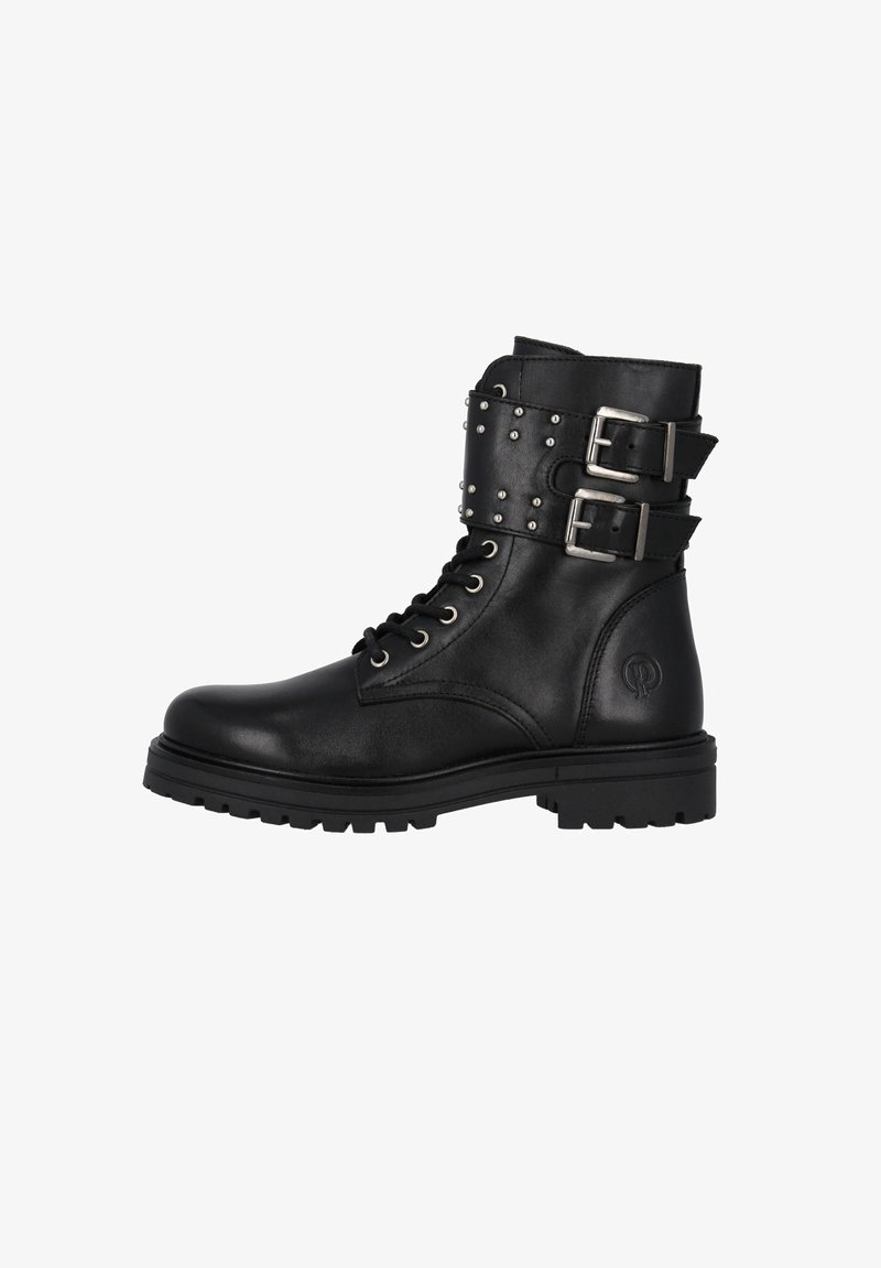 Botín de cuero negro hasta el tobillo con cordones en la parte delantera y acentos metálicos. Presenta dos hebillas y tachuelas en la correa del tobillo, suela texturizada para mayor agarre.