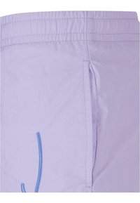 Șorturi lila deschis cu un brâu elastic, având buzunare laterale și un design brodat albastru de-a lungul cusăturii. Textură netedă.