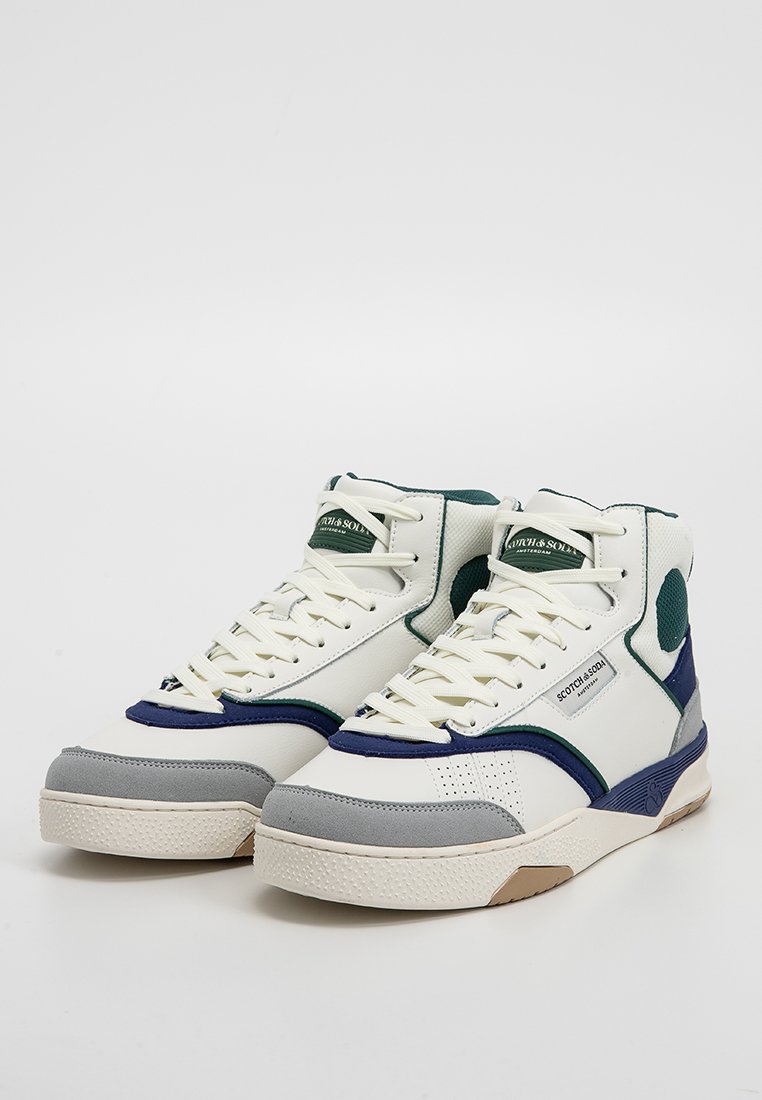 Hochschaft-Sneaker in Weiß, Marineblau und Grün, mit glattem Leder, Wildlederakzenten, durchlüfteten Einsätzen und einer strukturierten Gummisohle.