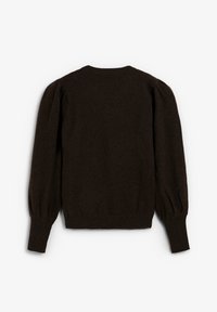 Jersey marrón de punto con mangas largas y abullonadas, y un cuello de canalé. La tela parece suave con una ligera textura. Diseño clásico y ajustado.