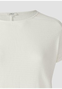 Witte kortemouwen top met een ronde halslijn, voorzien van een textuurstof met verticale lijnen en een s.Oliver label bij de kraag.