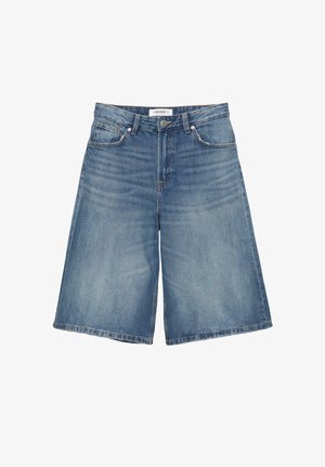 Kék farmer térdben érő rövidnadrág elülső zsebekkel, övbújtatókkal és kifakult cirmos mintázattal, fehér háttéren.