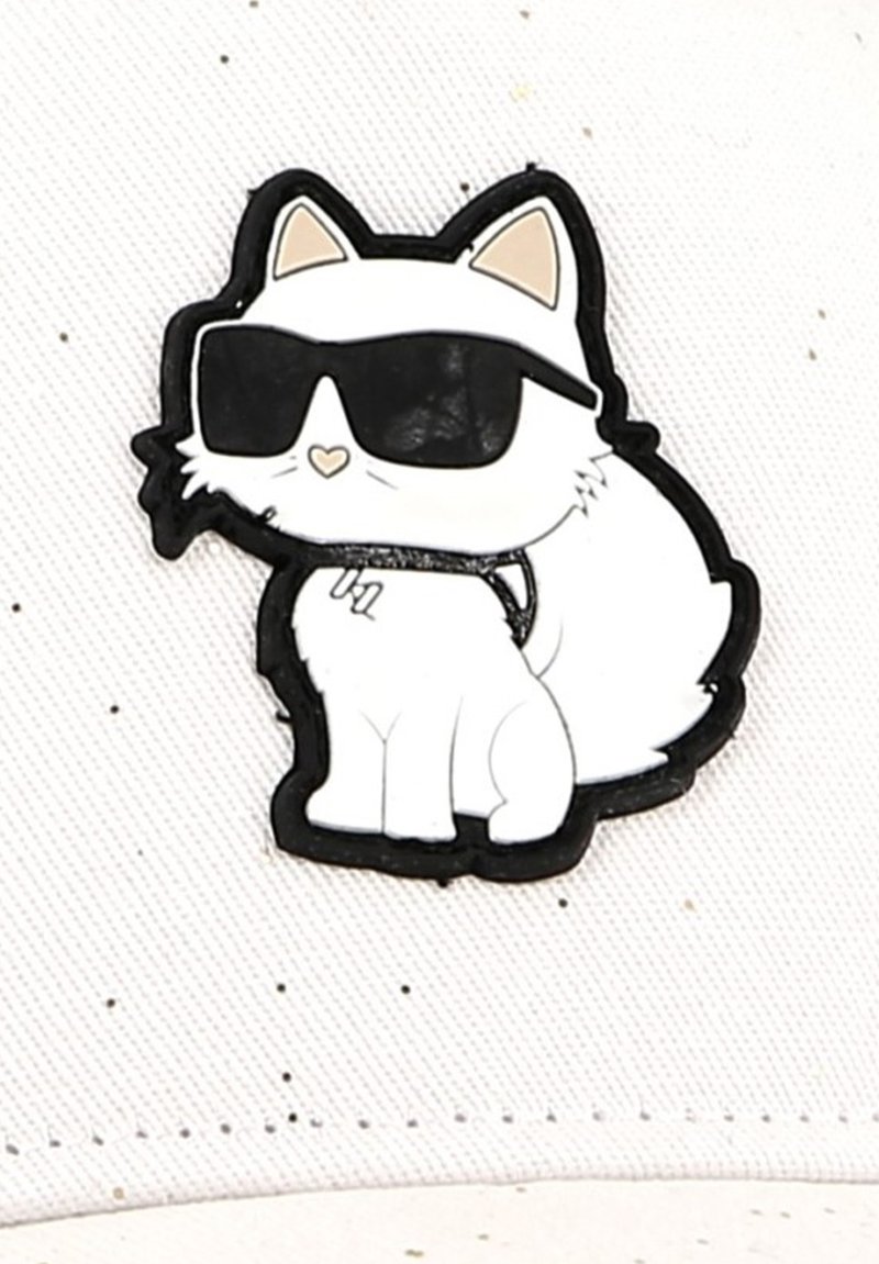 Dibujo de un gato blanco de caricatura con gafas de sol negras, contorno en negro, presentando un diseño simple sobre un fondo blanco texturizado con manchas.