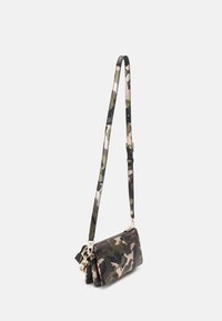 Camo-crossbodytas met een textuur leer afwerking, voorzien van een goudkleurige ritssluiting en een verstelbare schouderband.