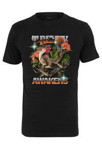 Fekete póló színes grafikával, amelyen egy T-Rex kosárlabdázik trópusi növények és virágok között, a "T-REXY AWAKENS" felirattal.