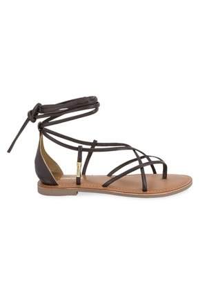 Sandale plate en cuir marron avec plusieurs fines lanières et une fermeture à nouer autour de la cheville.