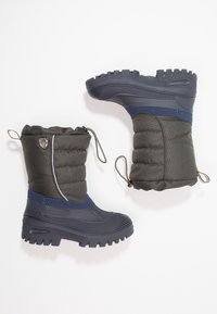 Une paire de bottes d'hiver isolées gris foncé et bleu avec de épaisses semelles en caoutchouc et des fermetures à cordon sur un fond blanc.