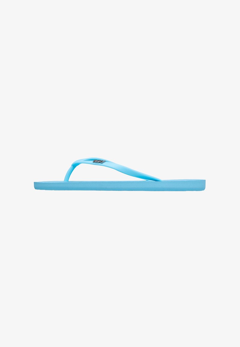 Tongs bleu clair avec des lanières fines et un petit logo métallique sur la lanière, présentées de profil sur fond blanc.