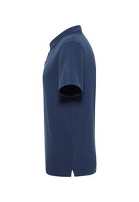 Tamsiai mėlynas trumpas polo marškinėliai su tekstūruotu audiniu, apykaklės iškirpte ir šone išpjautu kraštu, kad būtų patogu judėti.