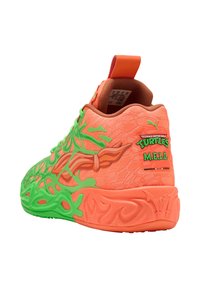 Puma sneakers hebben een ontwerp in oranje en groen met gestructureerde patronen, accentgrafieken en een lus aan de hiel voor gemakkelijk aantrekken.