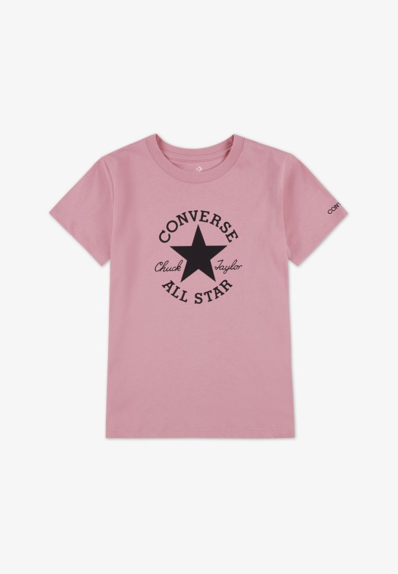 Rosa bomull T-skjorte med en svart stjernesgrafikk og "Converse Chuck Taylor All Star" tekst i et sirkulært design på forsiden.