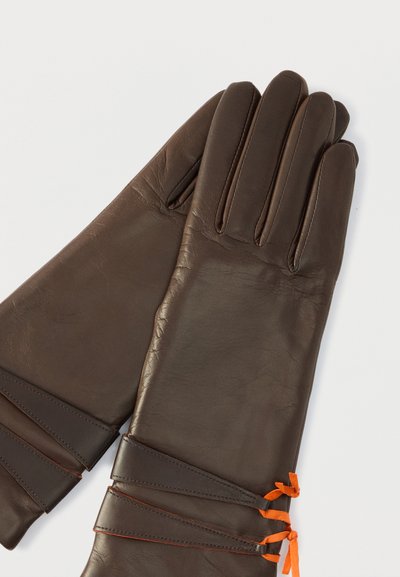 Rudi odiniai pirštinės, pasižyminčios lygiu paviršiumi, siauru raštu ir oranžiniais akcentais su kaspinėliais rieše.