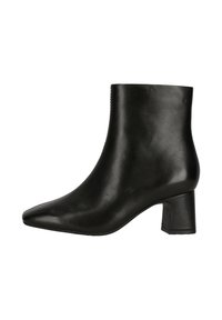 Svarta läderankelboots med spetsig tå och klumpig klack. Slät yta, minimalistisk design och inga synliga detaljer eller accenter.