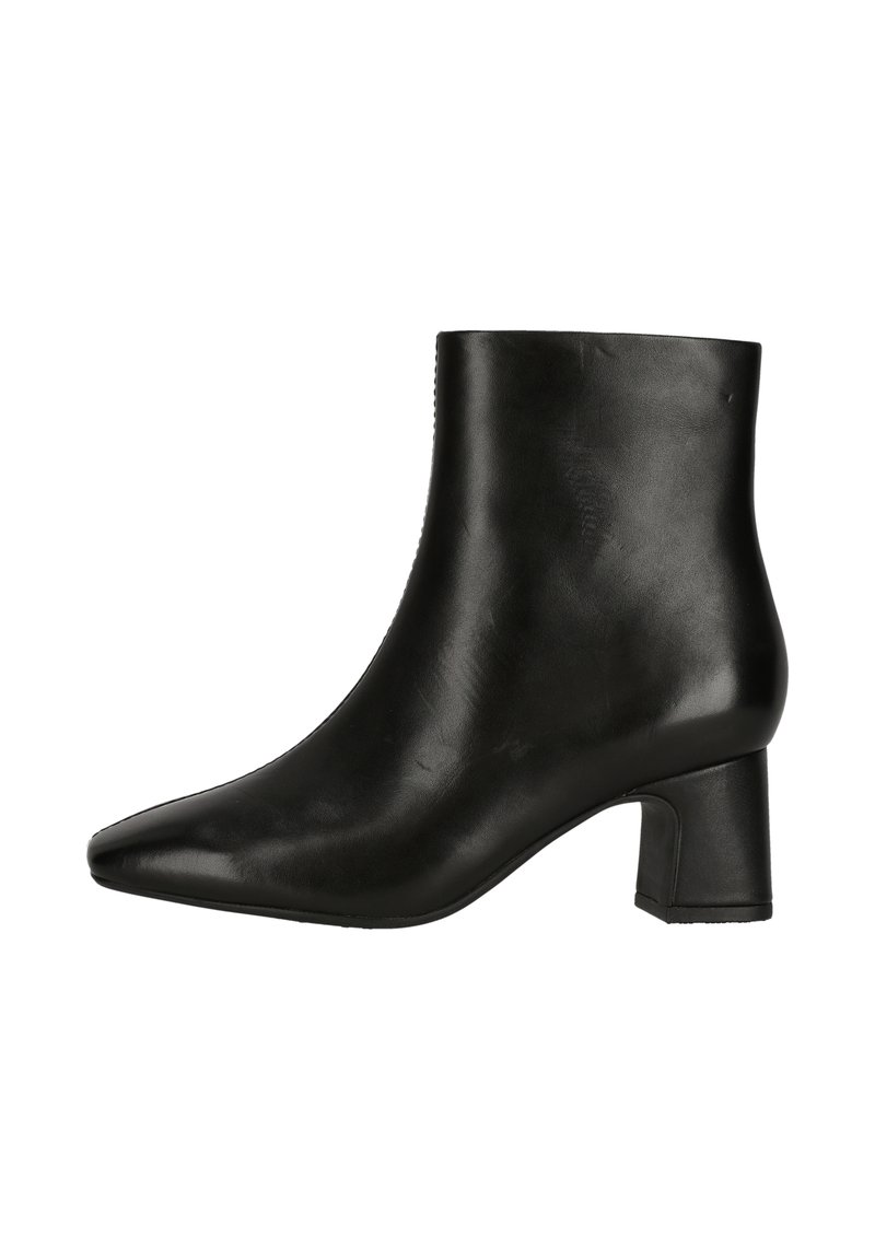 Svarta läderankelboots med spetsig tå och klumpig klack. Slät yta, minimalistisk design och inga synliga detaljer eller accenter.