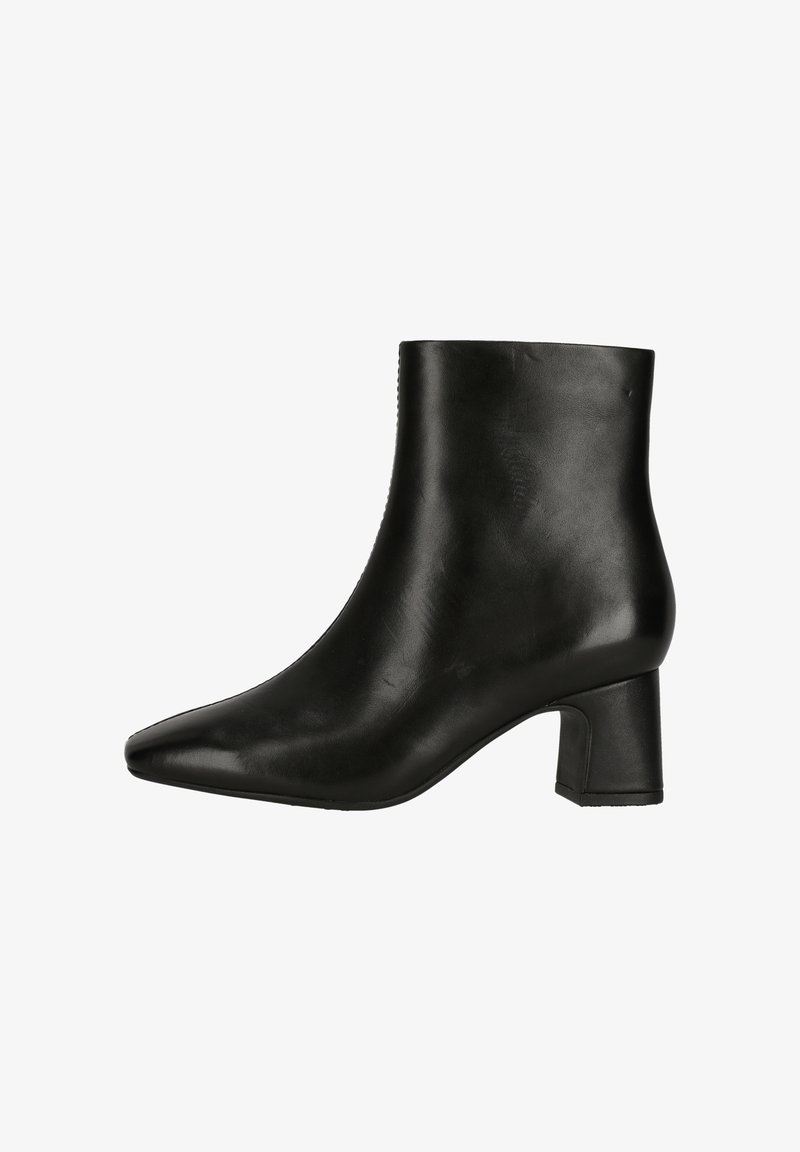 Svarta läderankelboots med spetsig tå och klumpig klack. Slät yta, minimalistisk design och inga synliga detaljer eller accenter.