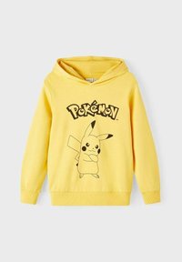 Felpa gialla in cotone con una grafica nera di Pikachu e il testo "Pokémon". Fit classico con tasca a marsupio e polsini a coste.